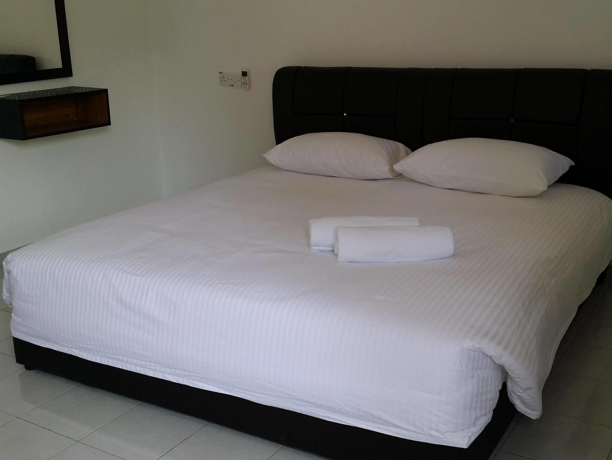 Dhania Cenang Motel 2*
